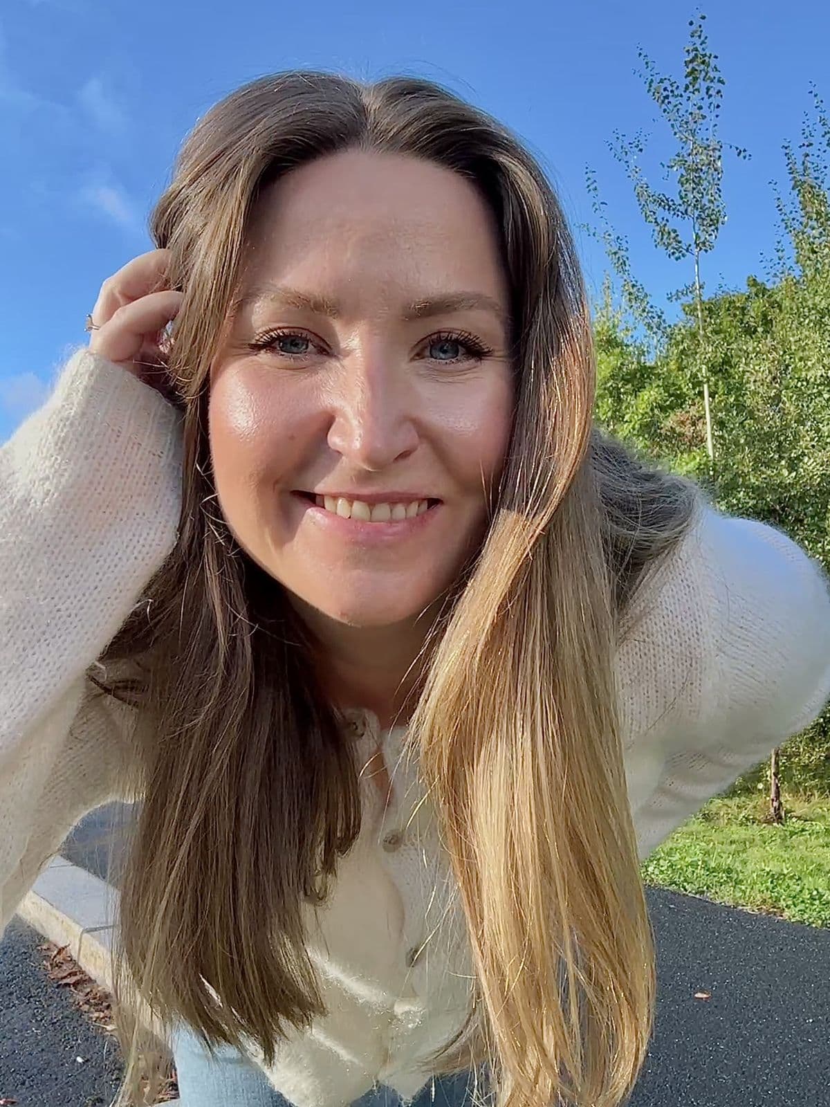 Martine smiler mot kamera ute i solen