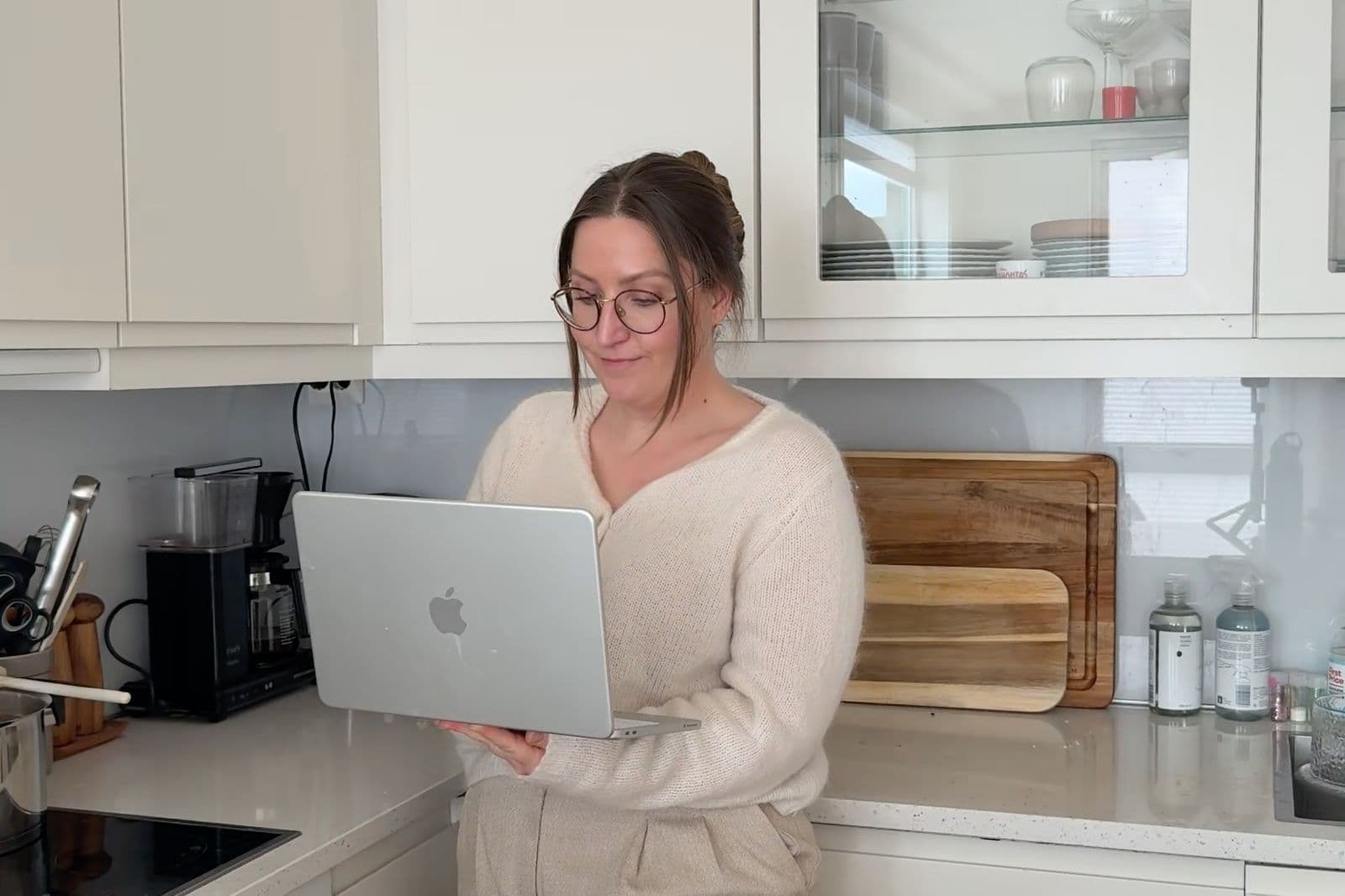 Martine jobber på laptopen på kjøkkenet